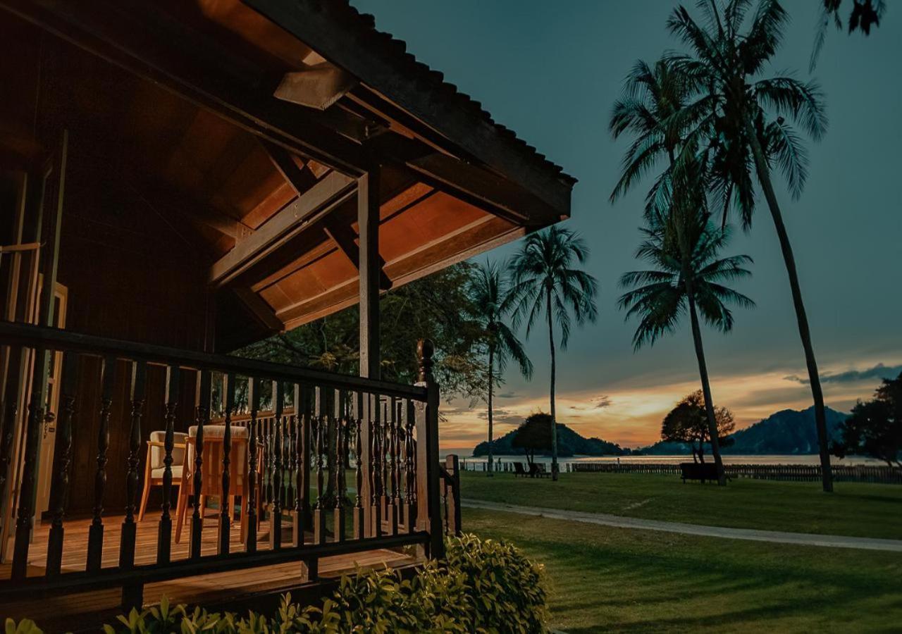 เพอลังอิ บีช รีสอร์ต แอนด์ สปา ลังกาวี Hotel Langkawi ภายนอก รูปภาพ Sunset at the resort