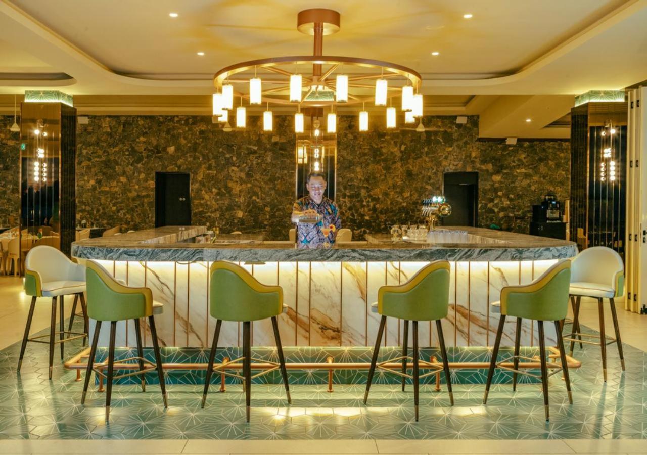 เพอลังอิ บีช รีสอร์ต แอนด์ สปา ลังกาวี Hotel Langkawi ภายนอก รูปภาพ The bar at the lobby