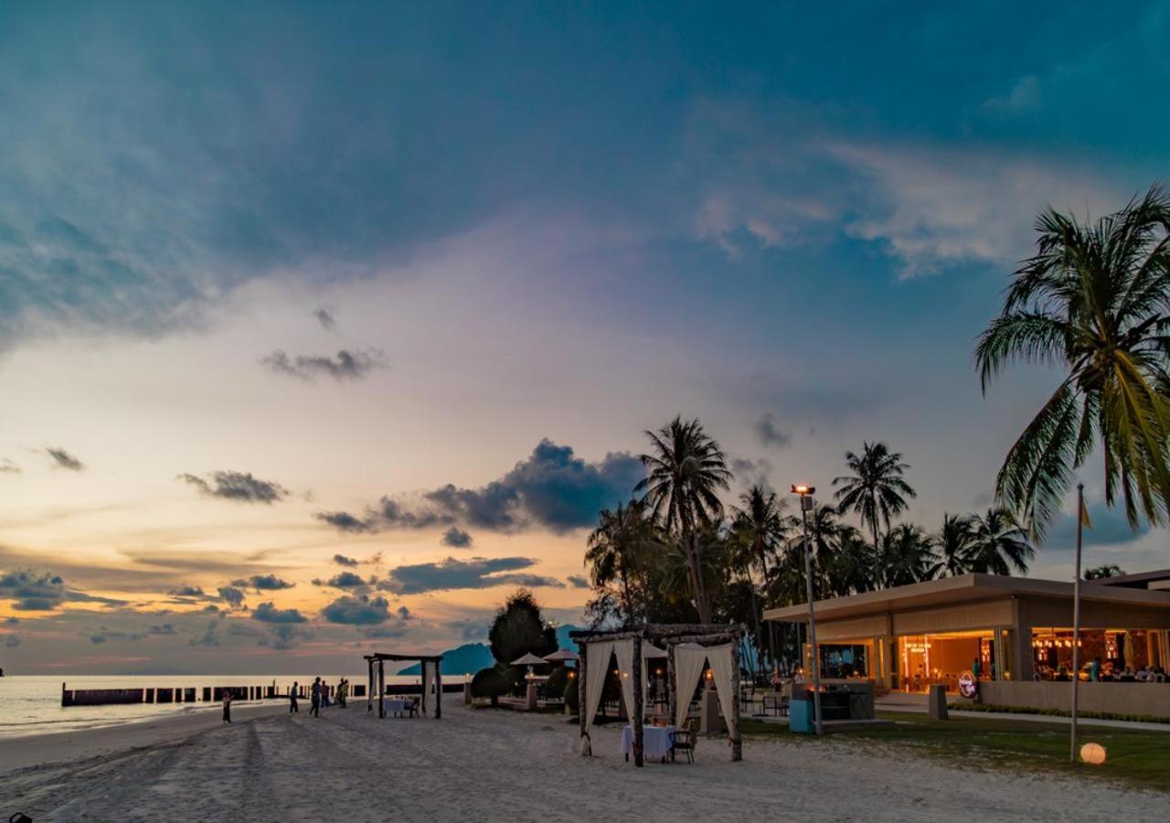 เพอลังอิ บีช รีสอร์ต แอนด์ สปา ลังกาวี Hotel Langkawi ภายนอก รูปภาพ Sunset at the beach