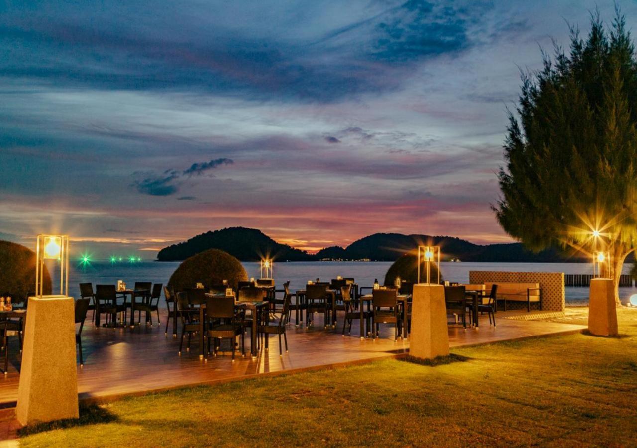 เพอลังอิ บีช รีสอร์ต แอนด์ สปา ลังกาวี Hotel Langkawi ภายนอก รูปภาพ Sunset at the beach