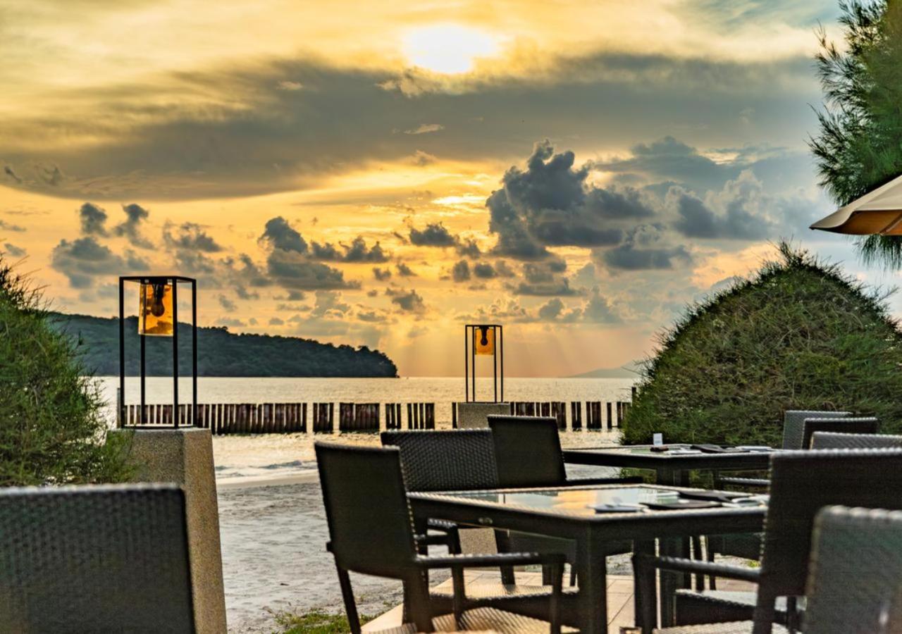 เพอลังอิ บีช รีสอร์ต แอนด์ สปา ลังกาวี Hotel Langkawi ภายนอก รูปภาพ Sunset at the beach