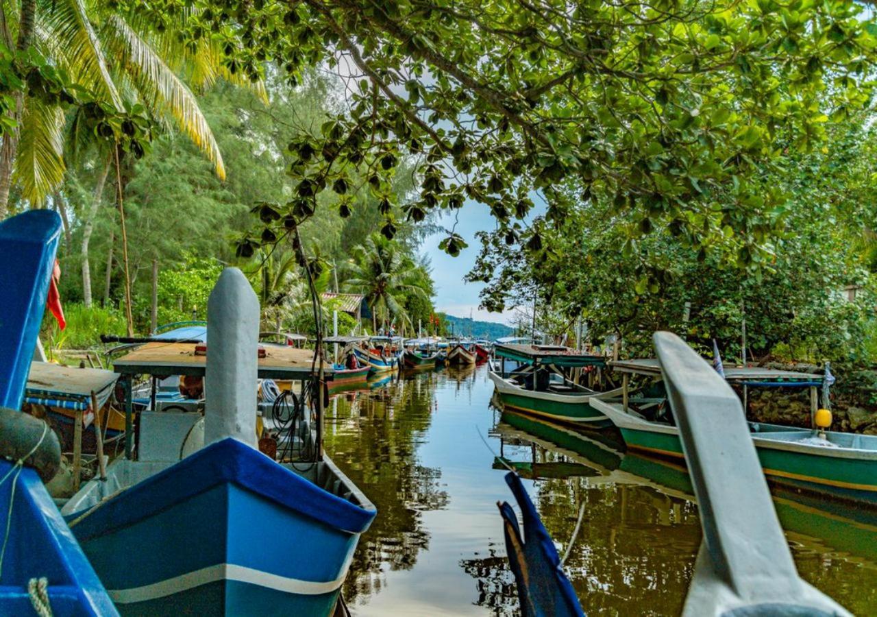 เพอลังอิ บีช รีสอร์ต แอนด์ สปา ลังกาวี Hotel Langkawi ภายนอก รูปภาพ Boats at the jetty