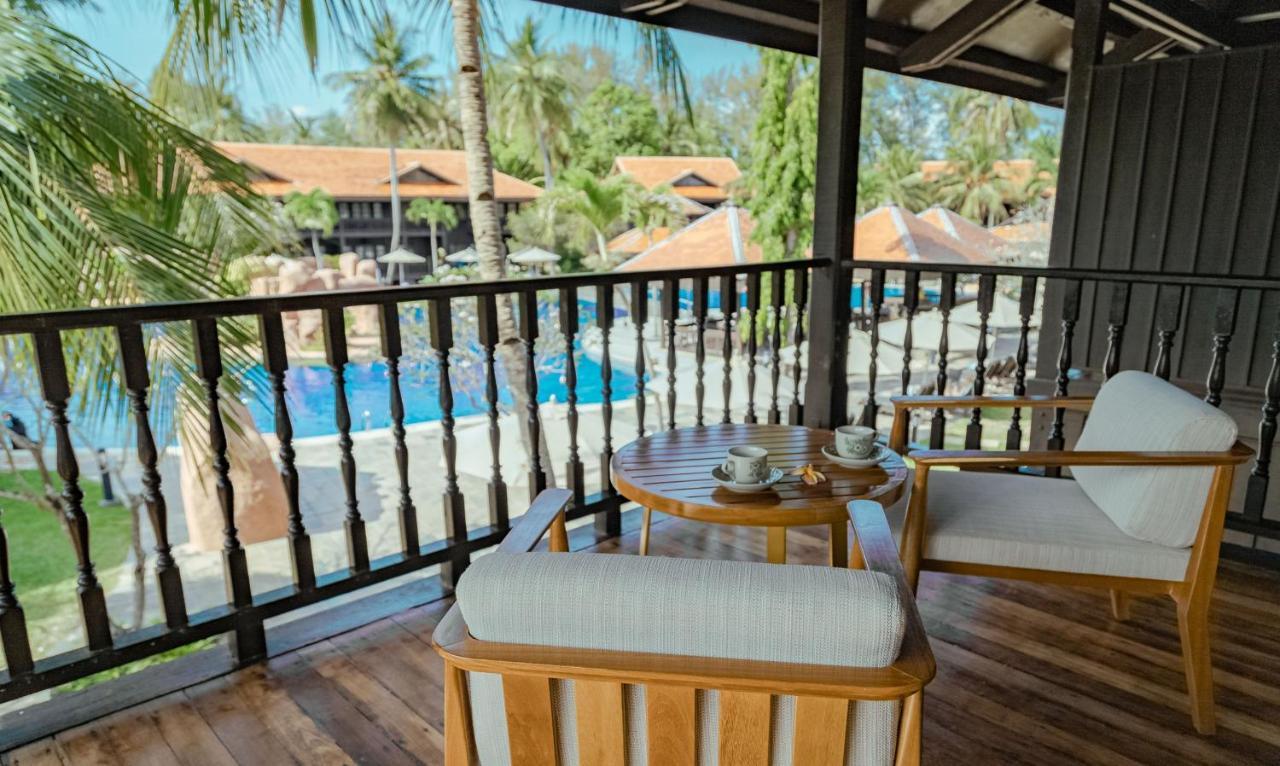 เพอลังอิ บีช รีสอร์ต แอนด์ สปา ลังกาวี Hotel Langkawi ภายนอก รูปภาพ A view of the pool from a suite
