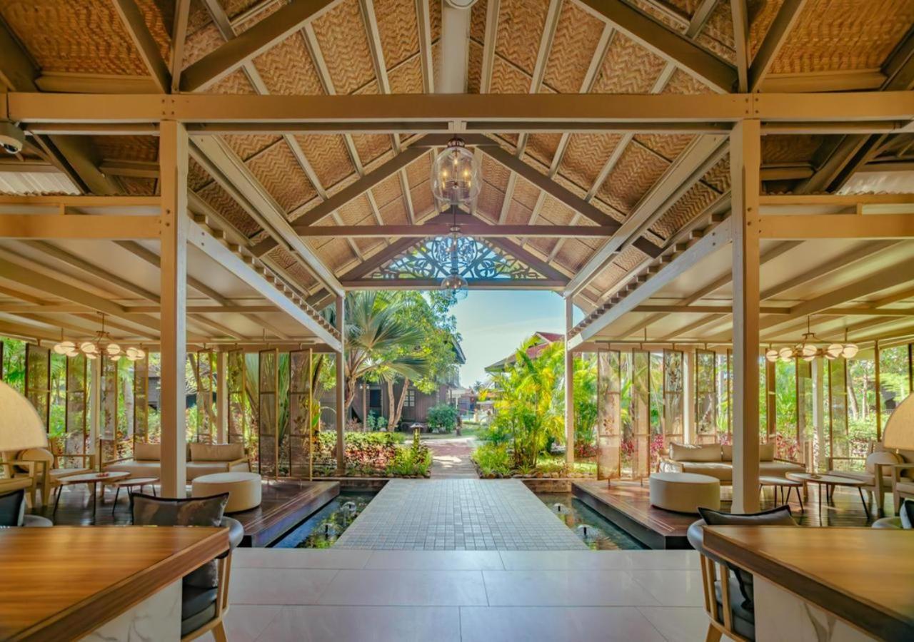 เพอลังอิ บีช รีสอร์ต แอนด์ สปา ลังกาวี Hotel Langkawi ภายนอก รูปภาพ The interior of the hotel