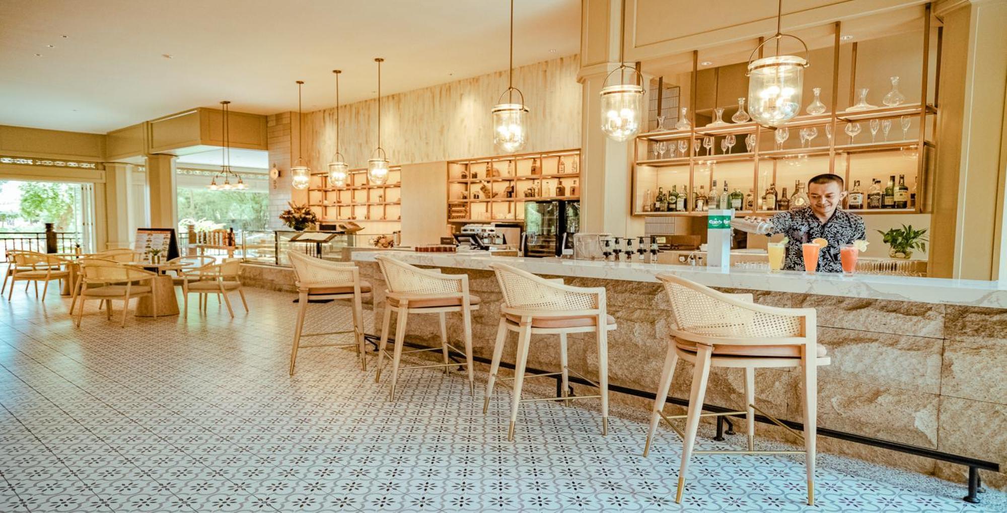 เพอลังอิ บีช รีสอร์ต แอนด์ สปา ลังกาวี Hotel Langkawi ภายนอก รูปภาพ The bar at the restaurant