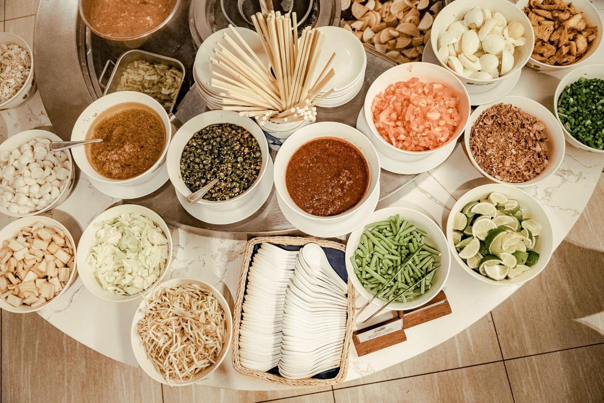 เพอลังอิ บีช รีสอร์ต แอนด์ สปา ลังกาวี Hotel Langkawi ภายนอก รูปภาพ A selection of ingredients for a chaat counter