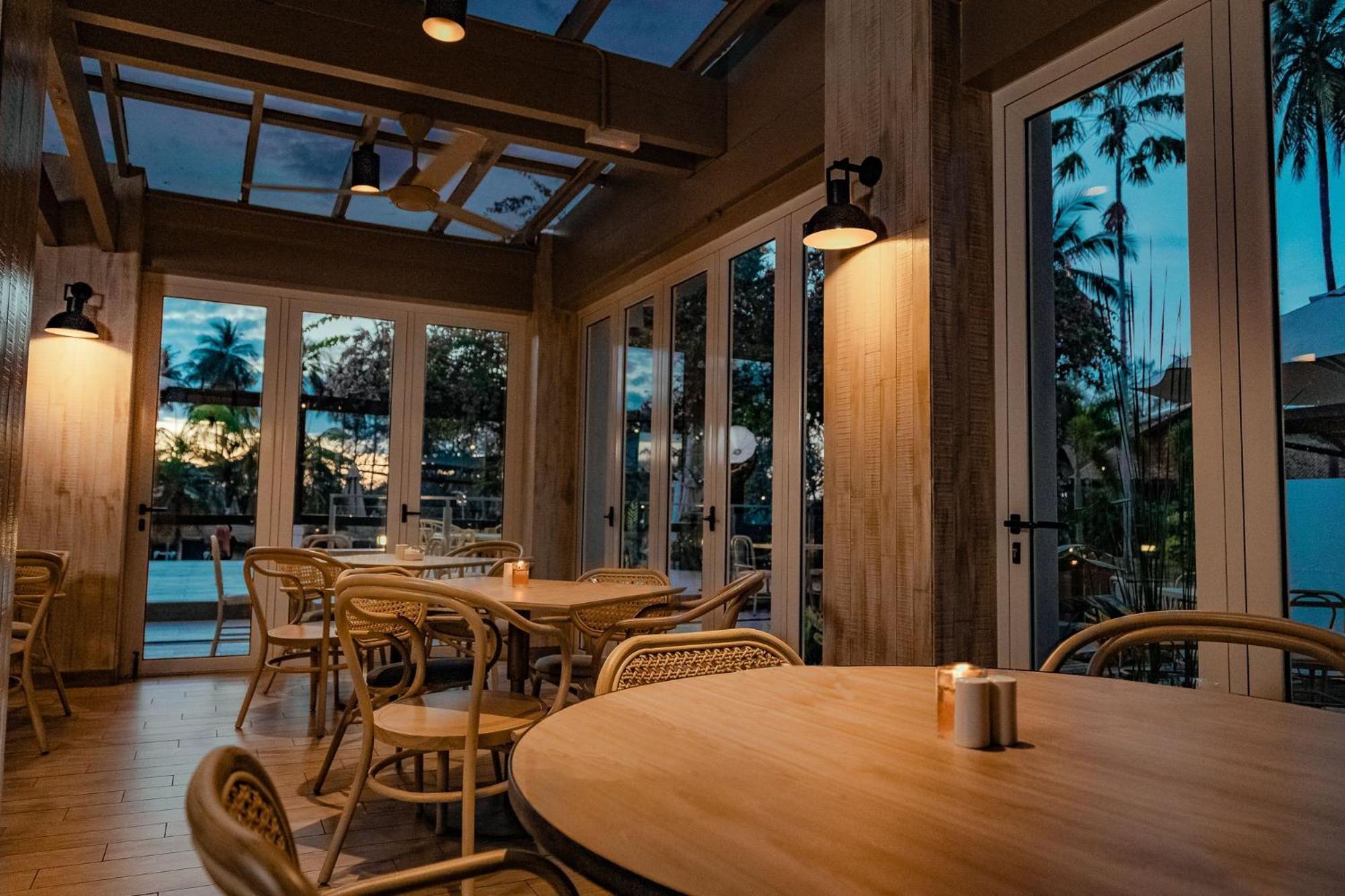 เพอลังอิ บีช รีสอร์ต แอนด์ สปา ลังกาวี Hotel Langkawi ภายนอก รูปภาพ The interior of the restaurant