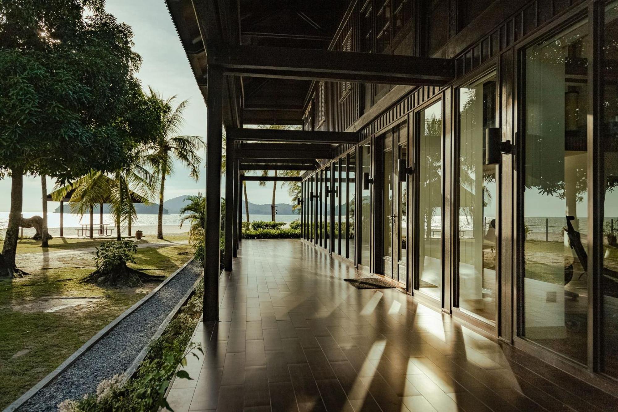 เพอลังอิ บีช รีสอร์ต แอนด์ สปา ลังกาวี Hotel Langkawi ภายนอก รูปภาพ The interior of the resort