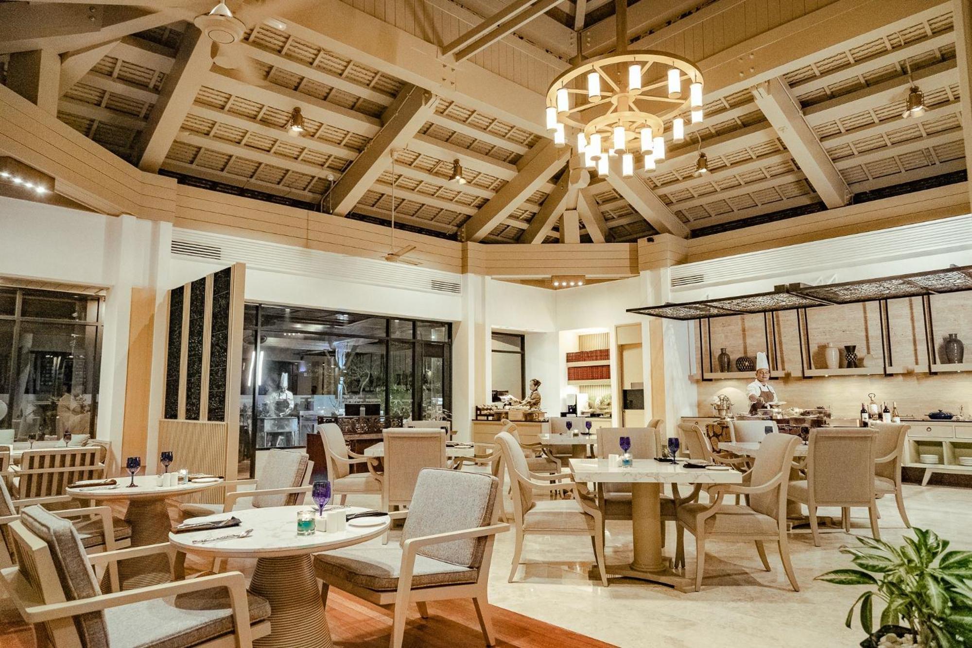 เพอลังอิ บีช รีสอร์ต แอนด์ สปา ลังกาวี Hotel Langkawi ภายนอก รูปภาพ The interior of the restaurant