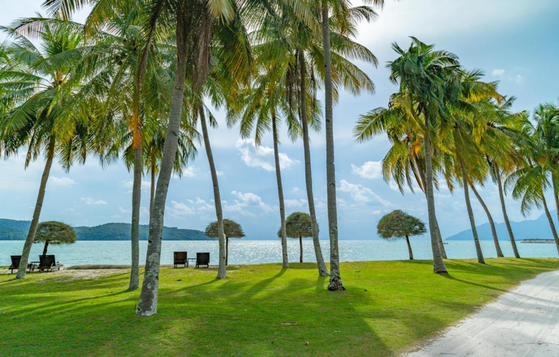 เพอลังอิ บีช รีสอร์ต แอนด์ สปา ลังกาวี Hotel Langkawi ภายนอก รูปภาพ View of the Andaman Sea from the Andaman Resort