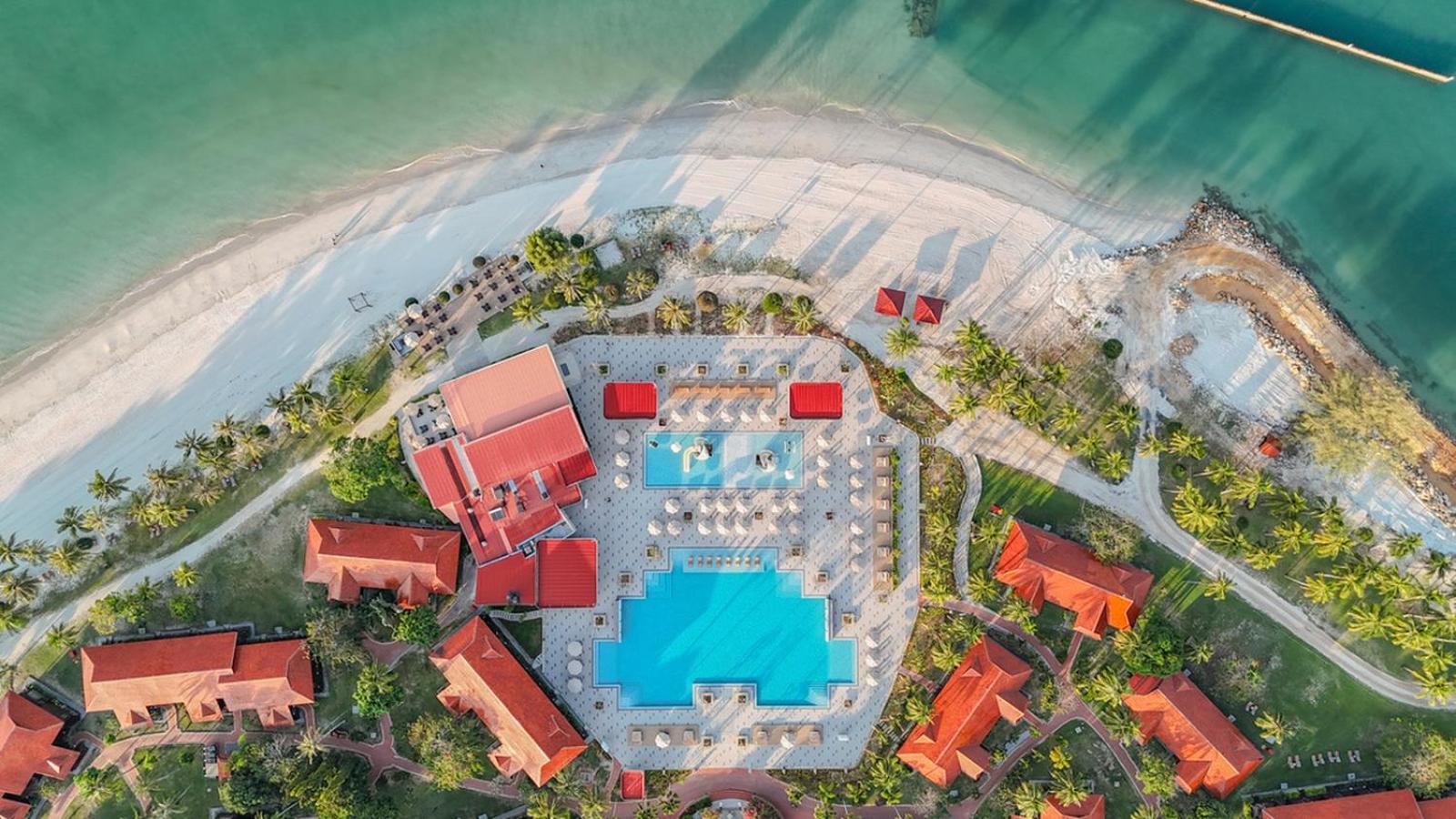 เพอลังอิ บีช รีสอร์ต แอนด์ สปา ลังกาวี Hotel Langkawi ภายนอก รูปภาพ Aerial view of the resort