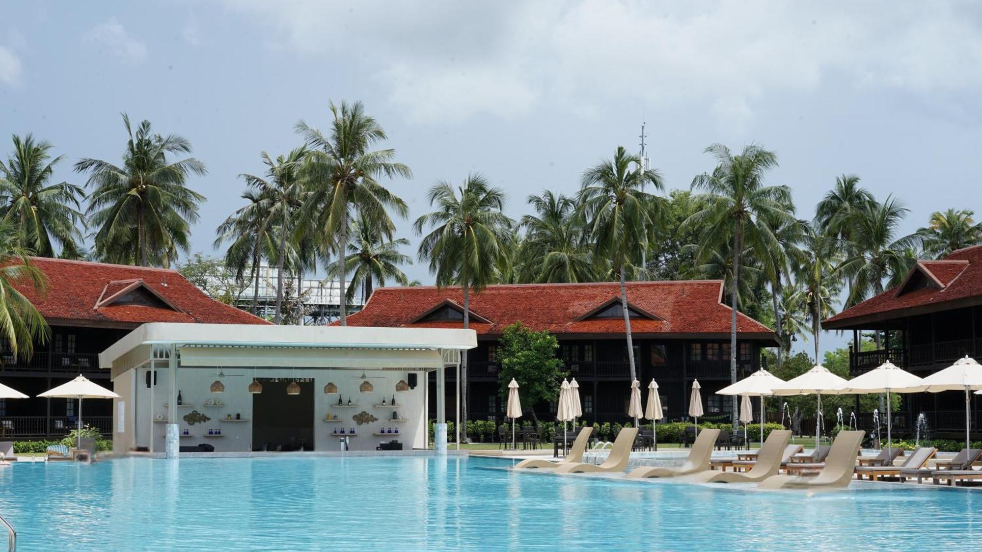 เพอลังอิ บีช รีสอร์ต แอนด์ สปา ลังกาวี Hotel Langkawi ภายนอก รูปภาพ The swimming pool at the resort