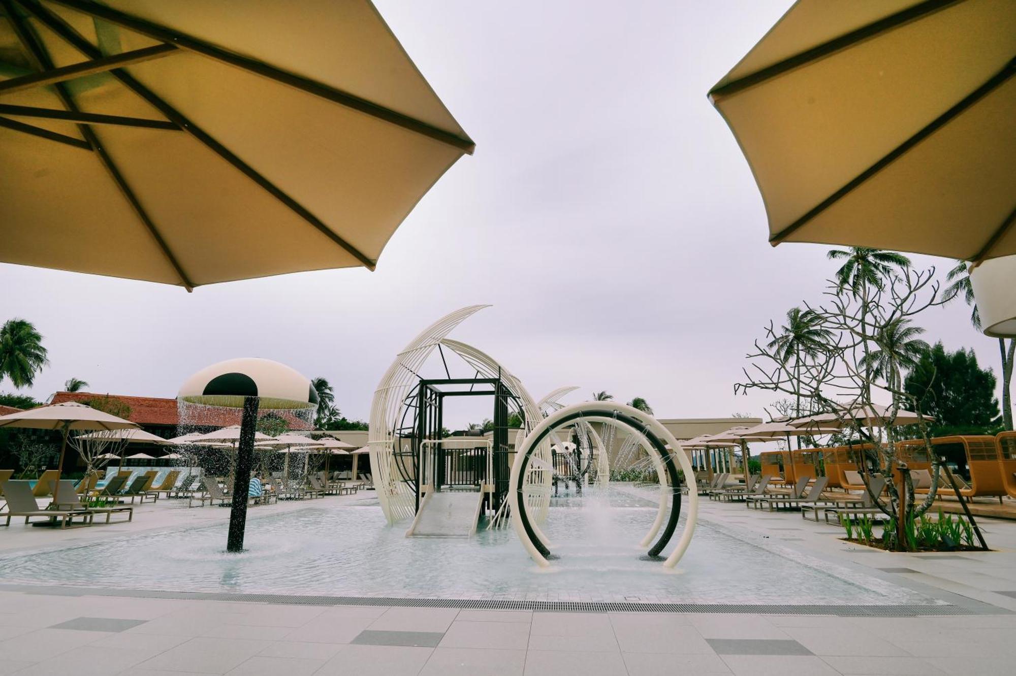 เพอลังอิ บีช รีสอร์ต แอนด์ สปา ลังกาวี Hotel Langkawi ภายนอก รูปภาพ The pool at the resort